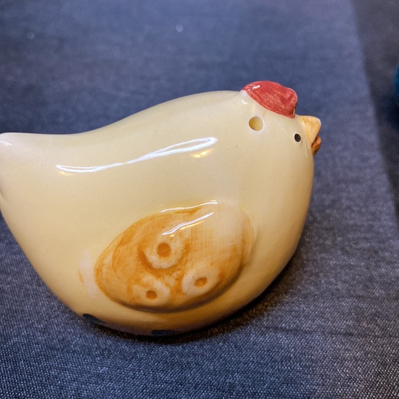 Cute Hen and Rooster Salt andPepper Shakers - Picture 6 of 15